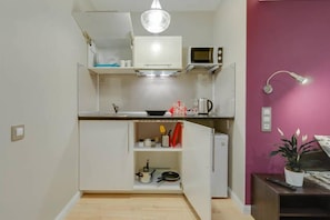 Estudio superior, cocineta, planta baja | Ropa de cama de alta calidad, escritorio y insonorización