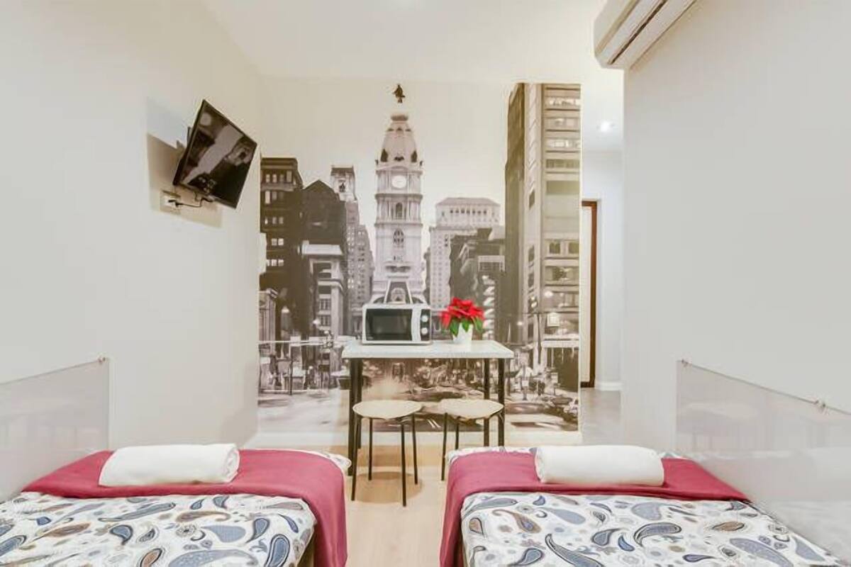 Habitación estándar con 2 camas individuales, cocineta, en el área del patio | Ropa de cama de alta calidad, escritorio y insonorización