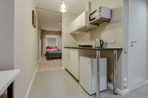 Habitación triple Deluxe, cocineta | Cocineta privada | Refrigerador, microondas, parrilla de estufa y cafetera y tetera