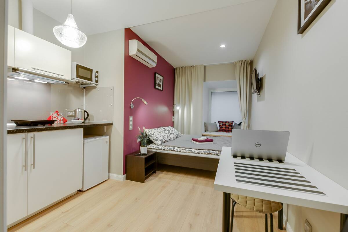 Estudio superior, cocineta, planta baja | Ropa de cama de alta calidad, escritorio y insonorización
