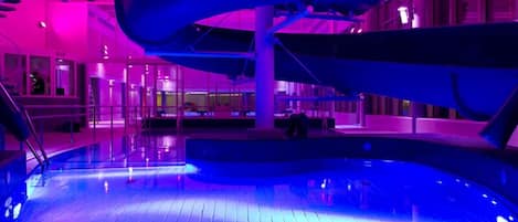 Un sauna, una bañera de hidromasaje, masajes suecos, masajes deportivos