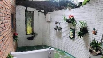 Shower, free toiletries