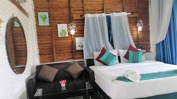 Lumpoon | Desk, free WiFi