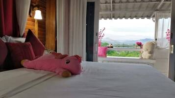 Lumpang | Desk, free WiFi