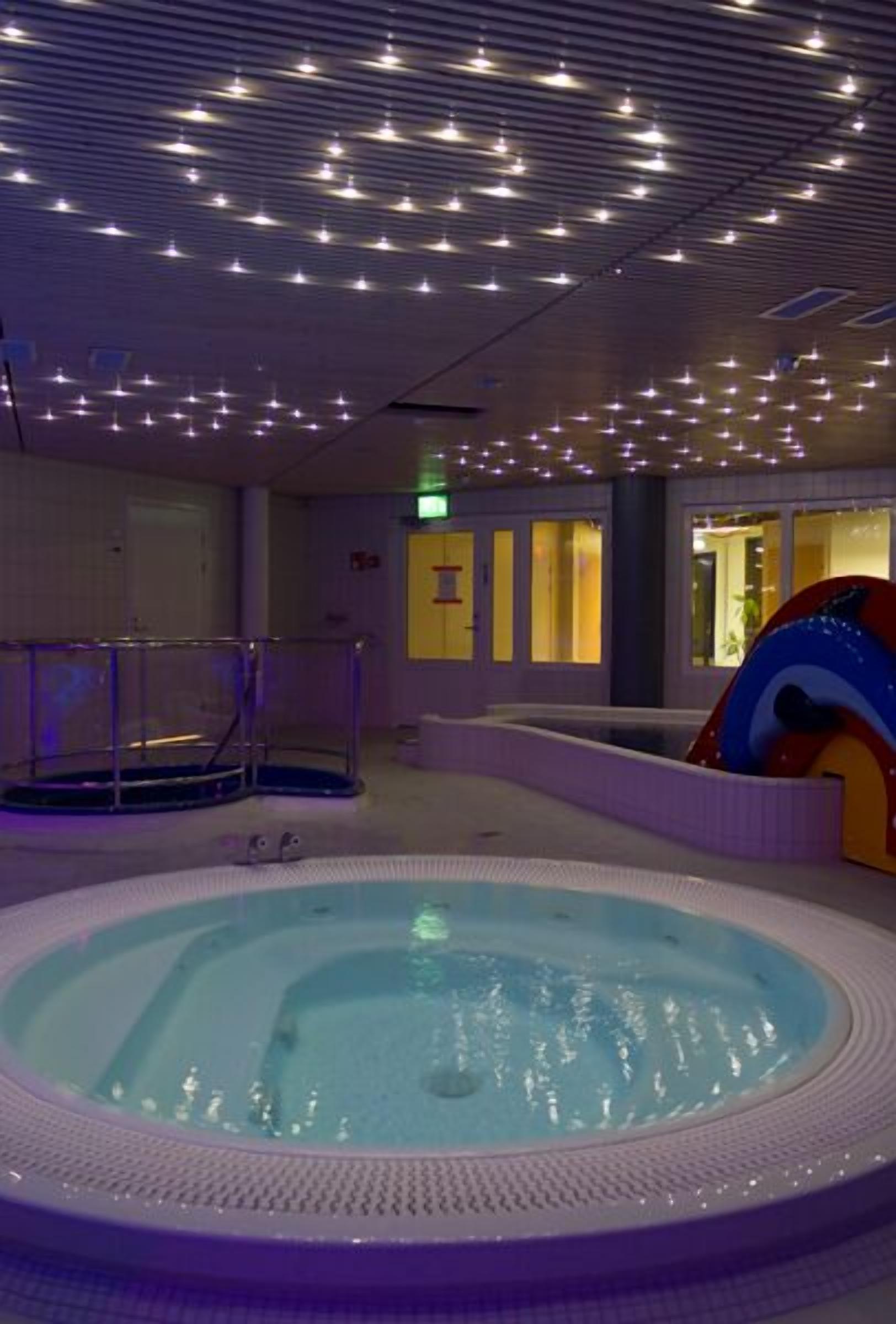 Indoor spa tub