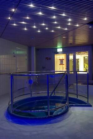 4 indoor pools