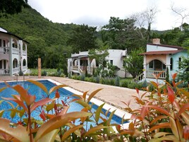 Una piscina al aire libre