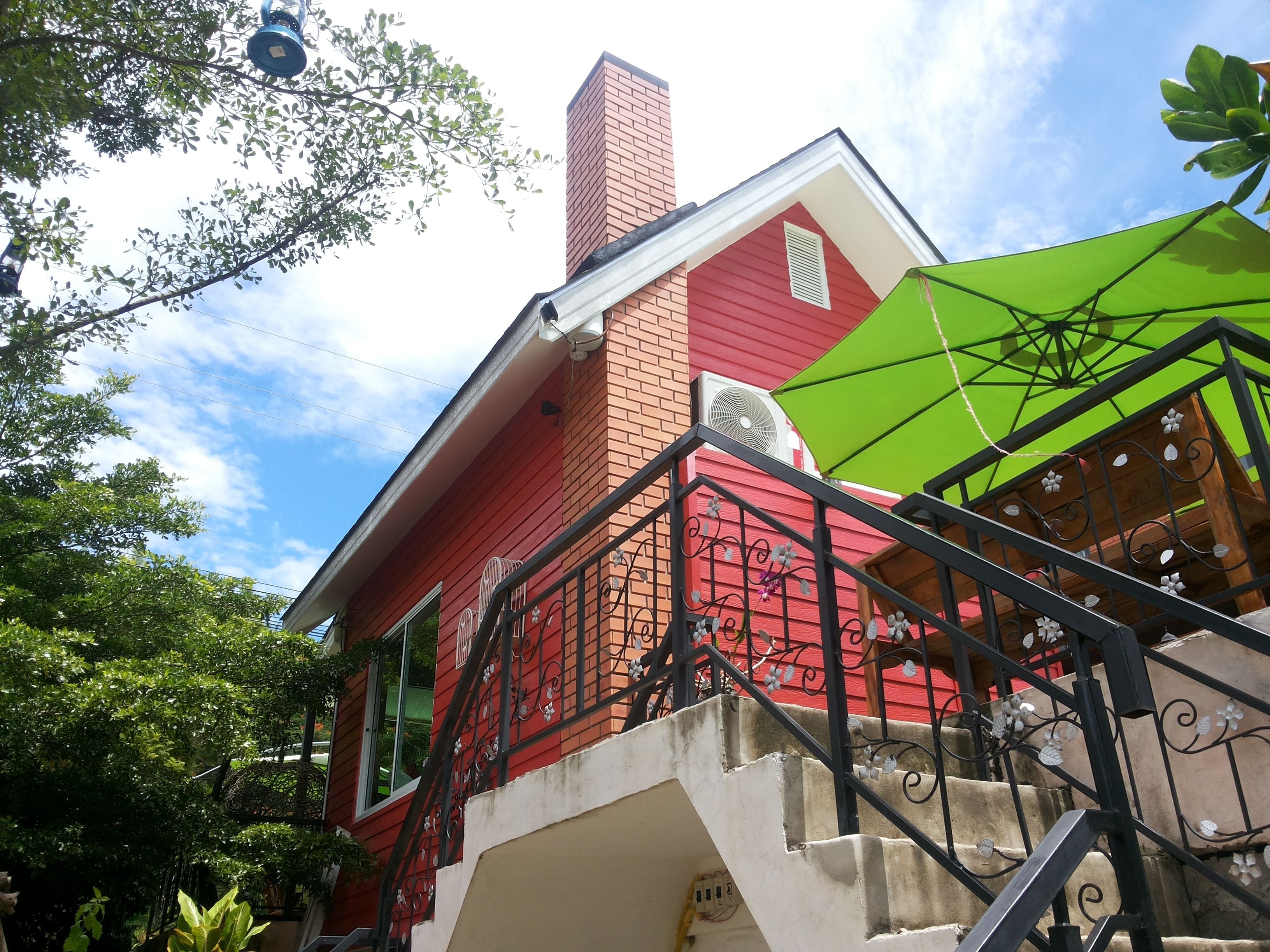 Un edificio de ladrillo rojo con una escalera que lleva a un balcón.