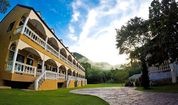 Resort view - Stamp Hills Resort & Restaurant (Suan Phueng)