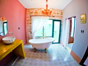 Deep-soaking bathtub - Stamp Hills Resort & Restaurant (Suan Phueng)