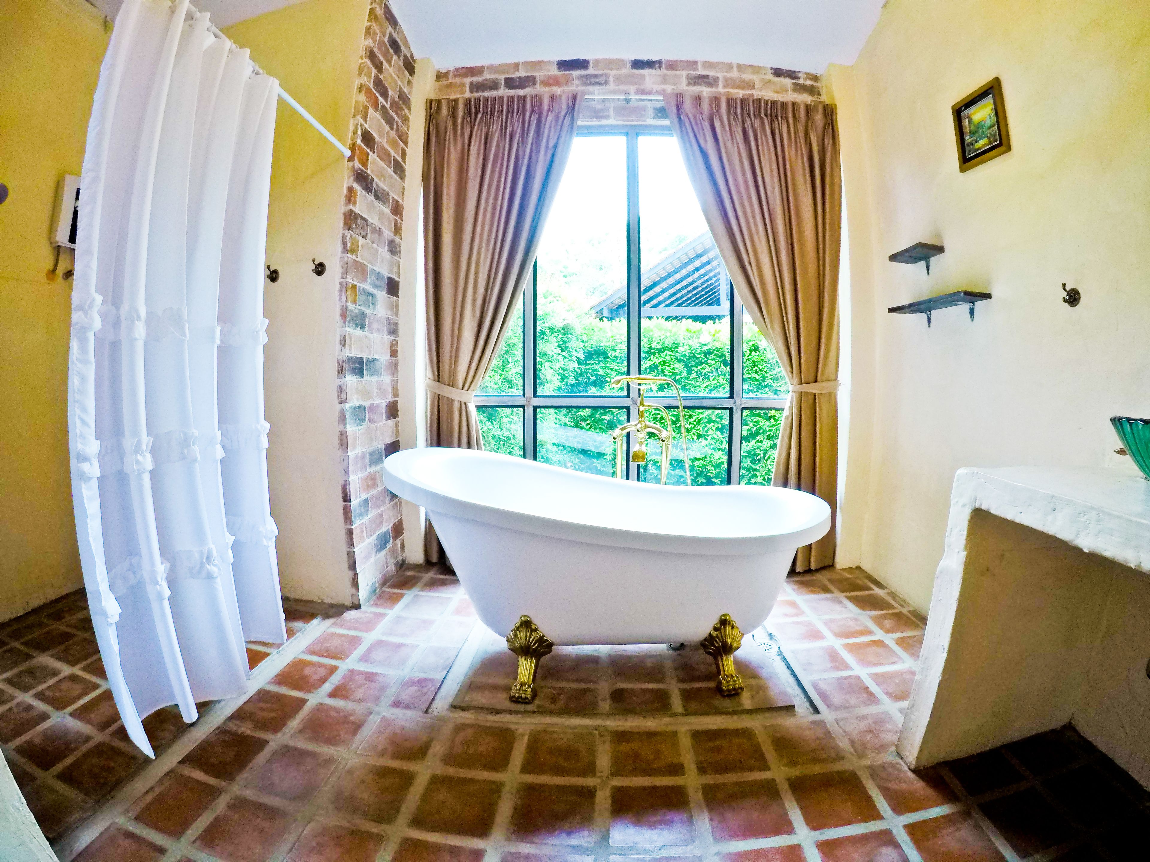 deluxe villa | bathroom | separate bathtub and shower, deep-soaking bathtub, free toiletries