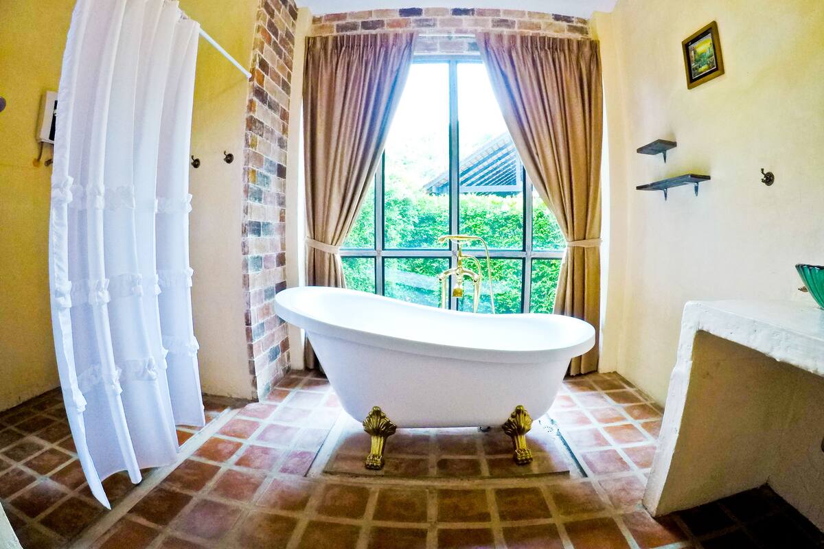 deluxe villa | bathroom | separate bathtub and shower, deep-soaking bathtub, free toiletries