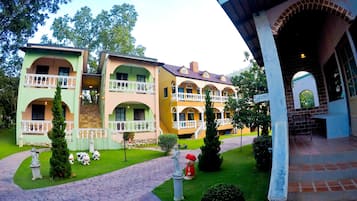 Superior Double Bed, Mountain View | Pemandangan resor