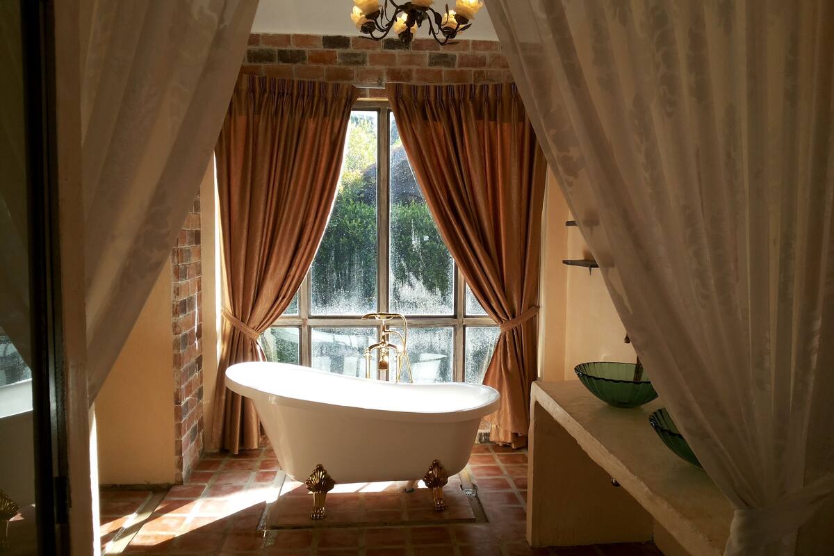 deluxe villa | deep-soaking bathtub