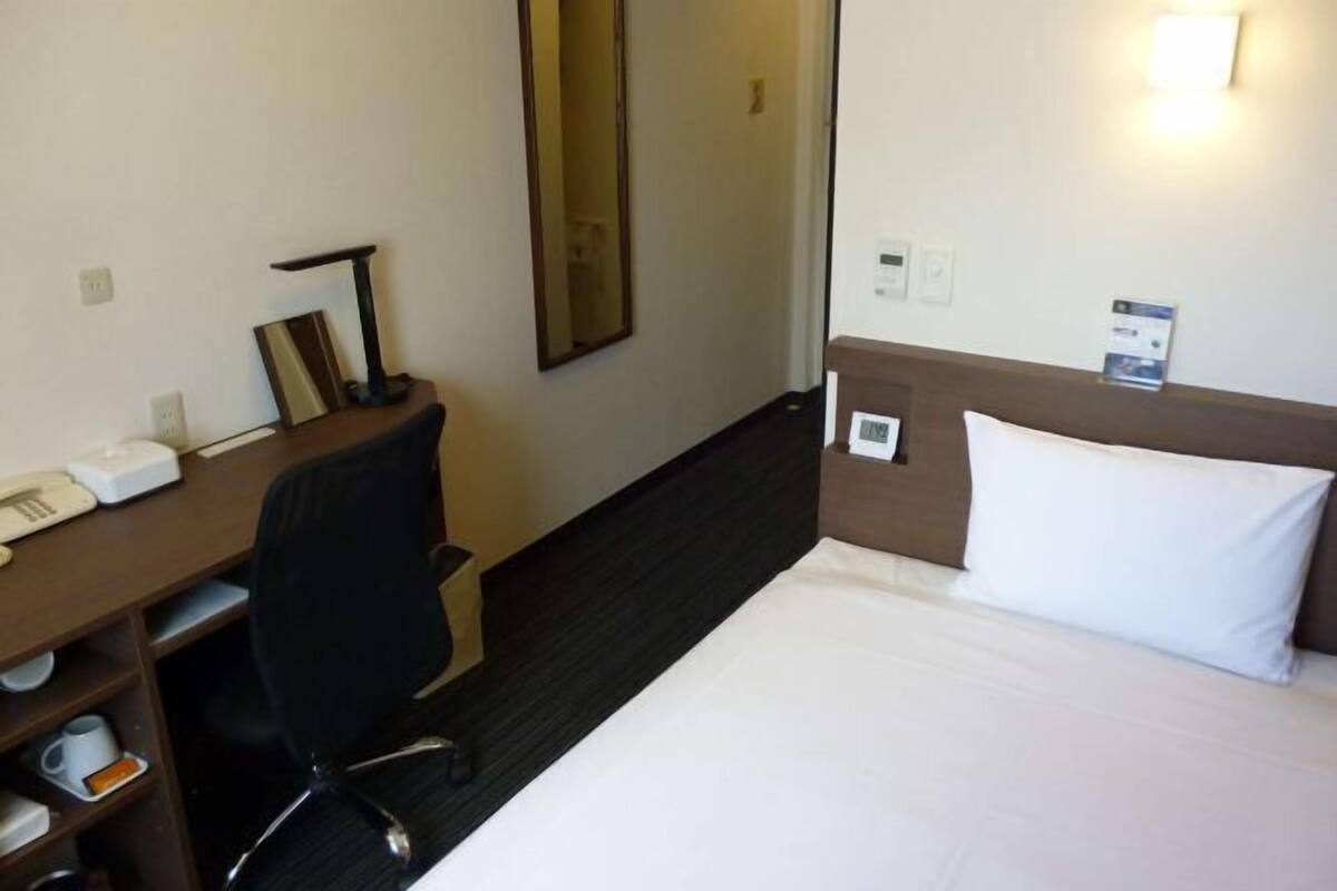 Desk, laptop workspace, iron/ironing board, free WiFi