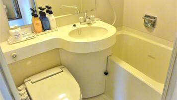 Duschwanne, kostenlose Toilettenartikel, Haartrockner, Hausschuhe