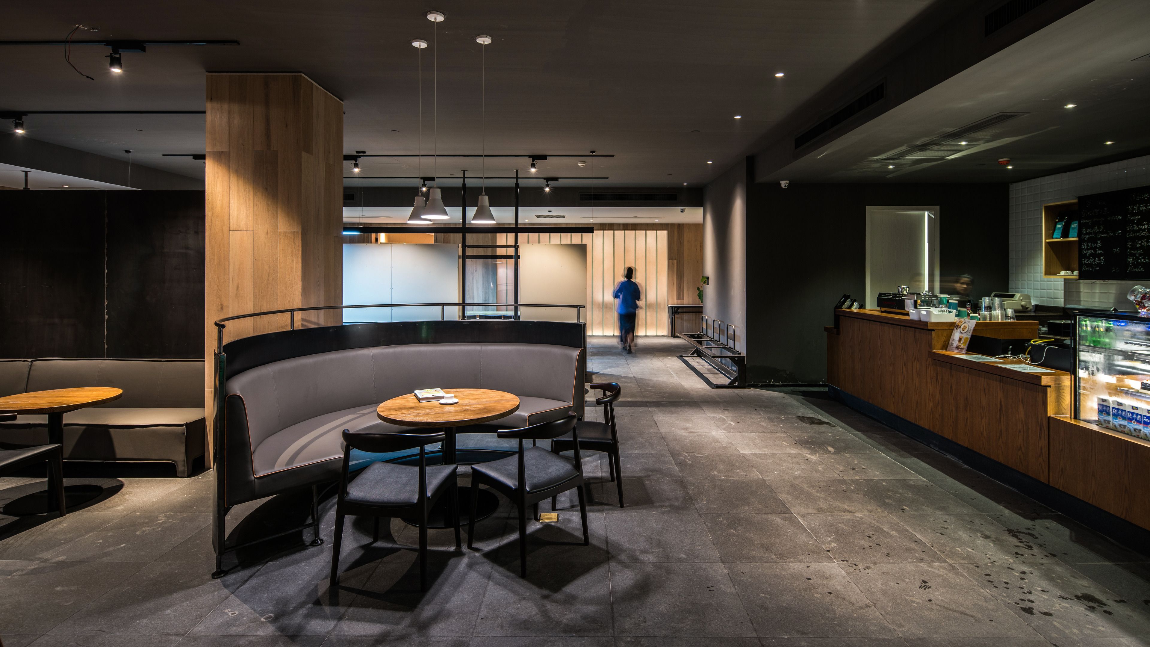 breakfast, lunch, brunch served; international cuisine