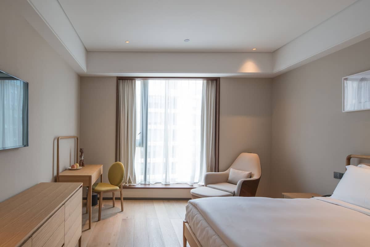 Habitación superior, vista a la ciudad (UV disinfected) | Ropa de cama de alta calidad, edredón y artículos del minibar gratis