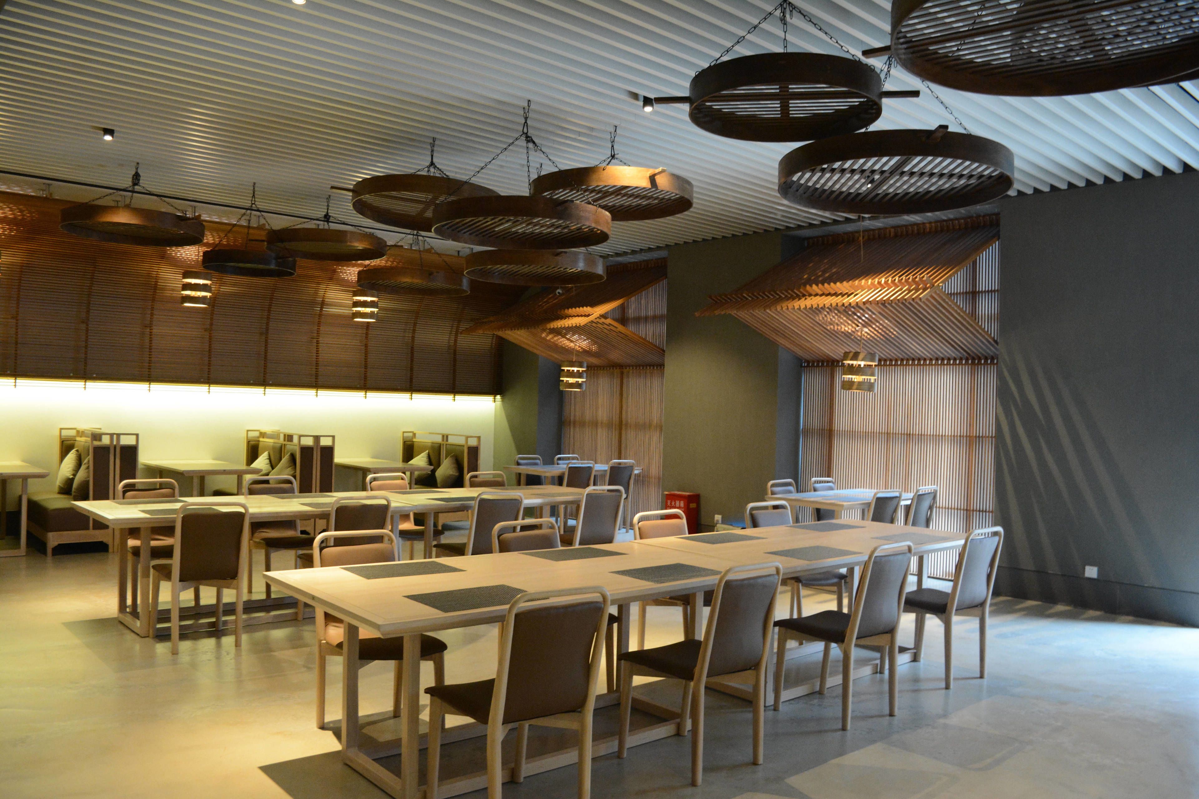 breakfast, lunch, brunch served; international cuisine