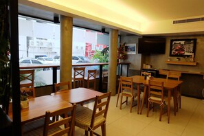 Breakfast, lunch, dinner served; Thai cuisine  - Cozy at 9 Hotel and Kitchen (Bangkok)