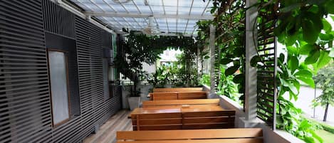 Se sirven desayunos, comidas, cenas y cocina tailandesa