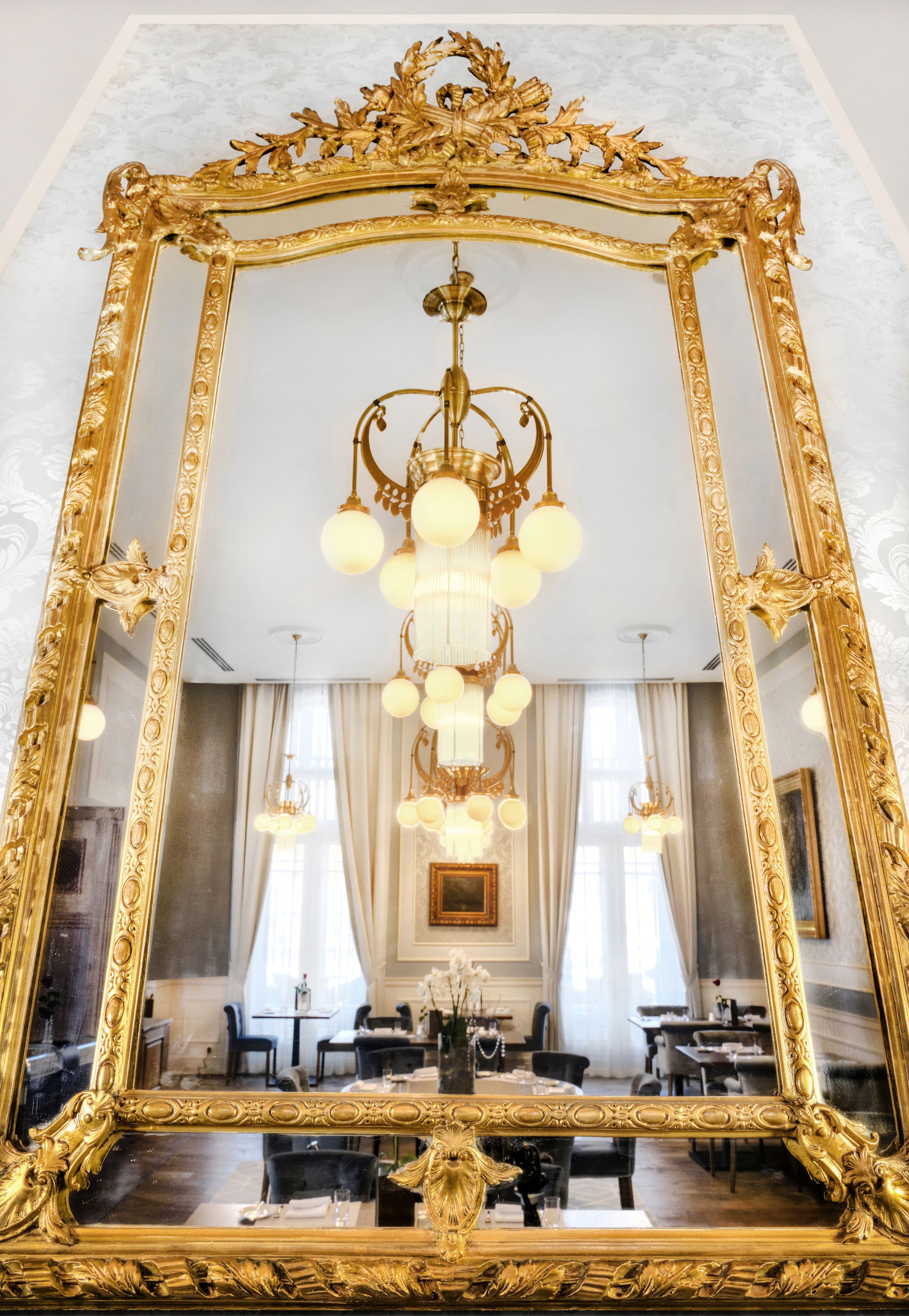 2 restaurantes, se sirven desayunos, comidas, cenas y cocina local