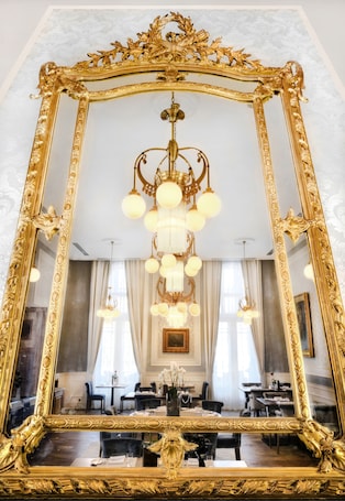 2 restaurants, breakfast, lunch, dinner served; local cuisine. Hotel Lomnica