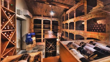 Une cave à vin avec des étagères et des supports en bois pour les bouteilles de vin.