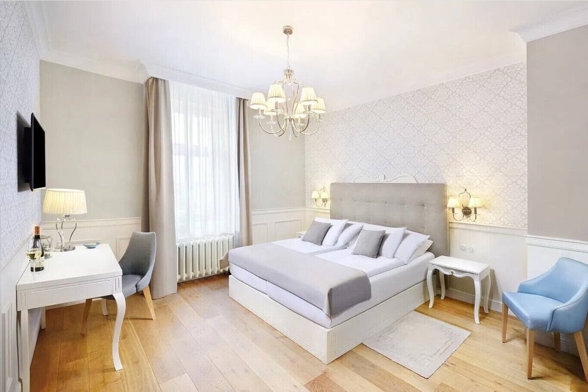 Standaard kamer (Historic) | Luxe beddengoed, een minibar, een kluis op de kamer, een bureau