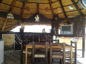 Breakfast, lunch, dinner served; international cuisine  - Road View Lodge (Francistown)