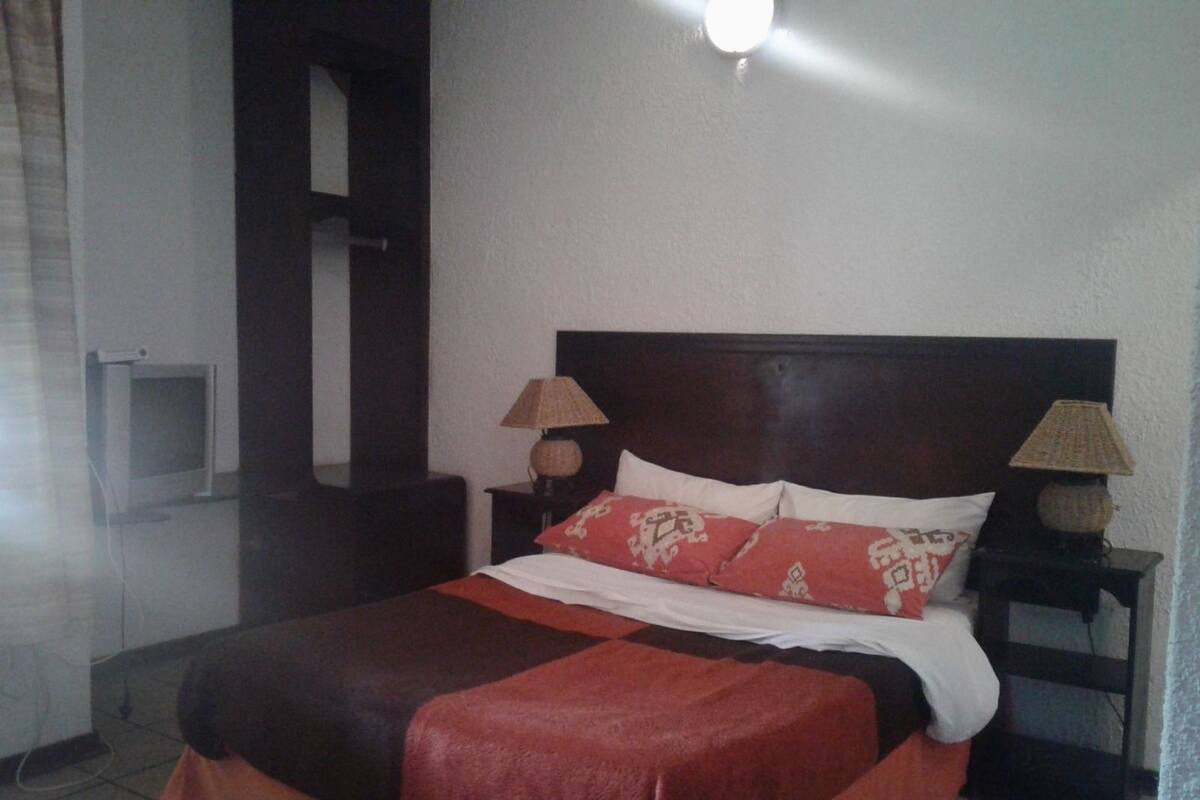 Standard Double Room | Meja, Wi-fi percuma