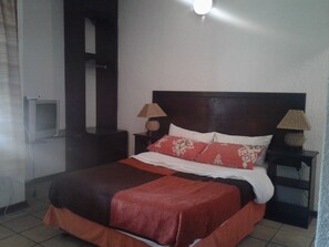 Doppia Standard | Una scrivania, Wi-Fi gratuito