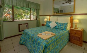 In-room safe, desk, iron/ironing board, free cribs/infant beds - La Mer Lodge (Richards Bay)