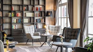 Lobby-lounge