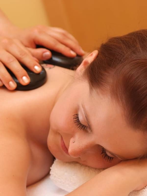 Sauna, bagno turco, massaggi con le pietre calde