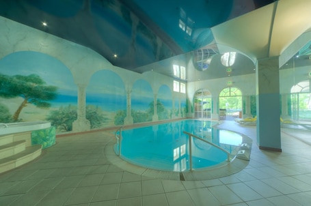 Una piscina cubierta
