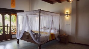 Een minibar, een kluis op de kamer, een bureau