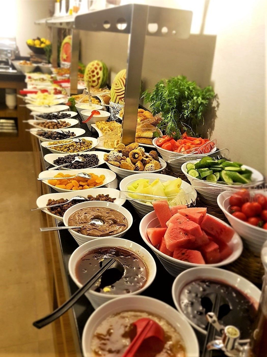 breakfast, lunch, dinner served; international cuisine