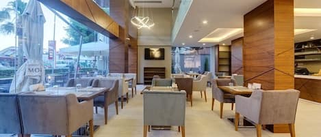 Frokost, lunsj og middag serveres, internasjonale retter