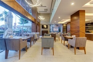 Se sirven desayunos, almuerzos, cenas y cocina internacional 