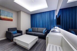 Suite | Ropa de cama de alta calidad, minibar, caja fuerte y escritorio