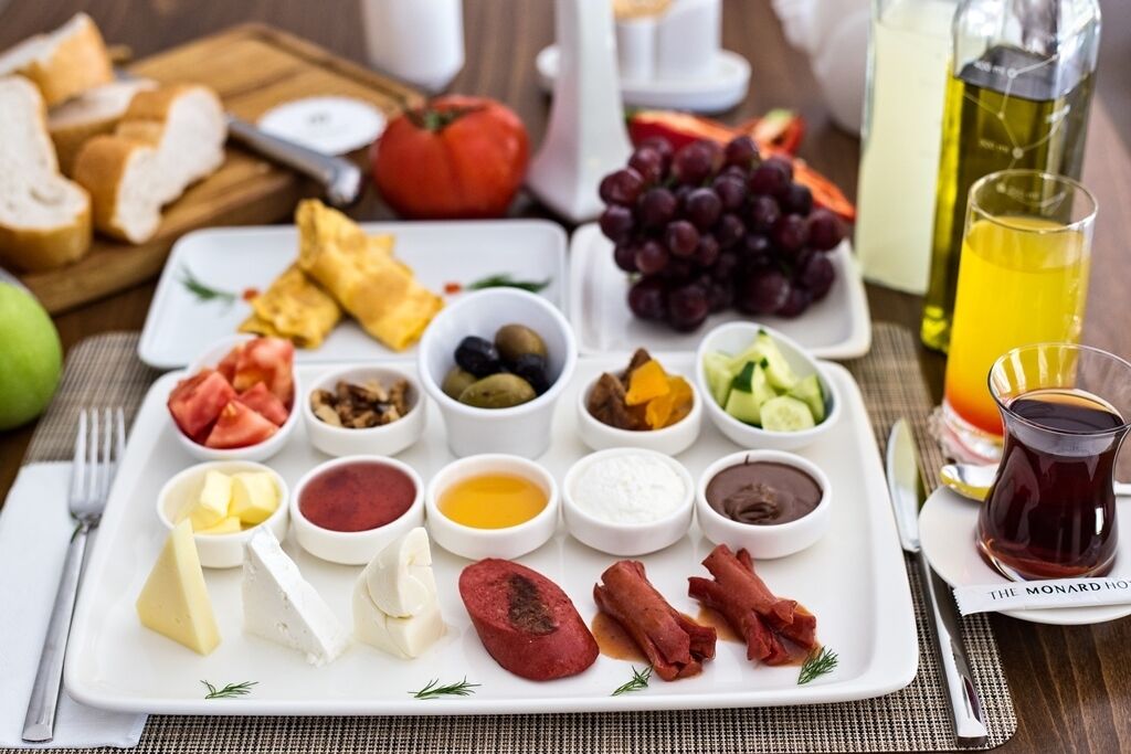 breakfast, lunch, dinner served; international cuisine