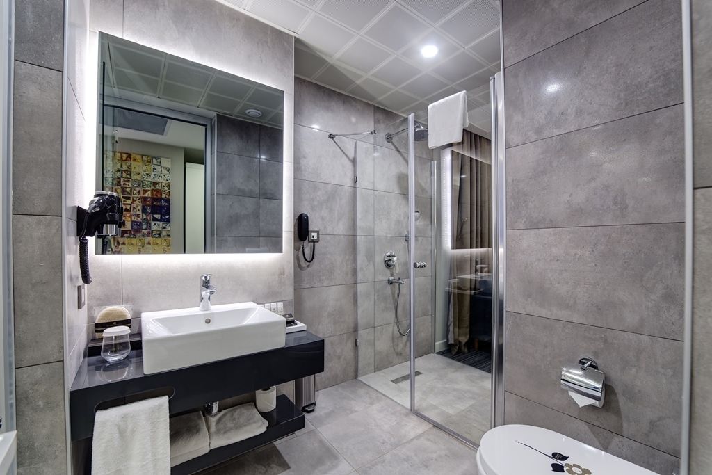 executive suite | bathroom | shower, free toiletries, hair dryer, bathrobes