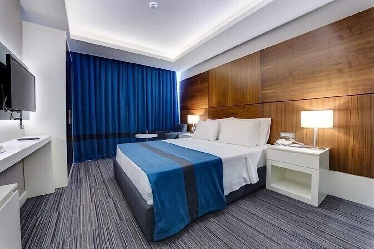 Standard-Doppel- oder -Zweibettzimmer | Hochwertige Bettwaren, Minibar, Zimmersafe, Schreibtisch