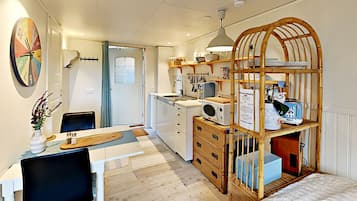 Small Twin Studio | Cocina privada | Frigobar, microondas, parrilla de estufa y cafetera y tetera