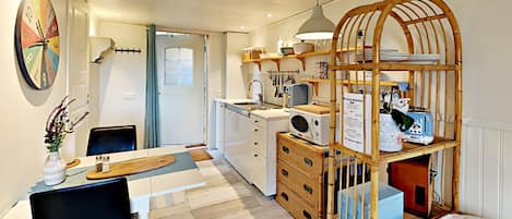 Small Twin Studio | Private kitchen | Mini-fridge, microwave, stovetop, coffee/tea maker