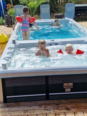 Outdoor spa tub - Woodstock B&B & Studio Apartments (Balsta)