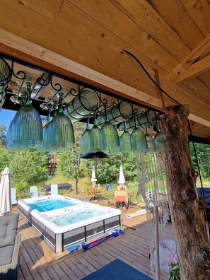 Outdoor spa tub - Woodstock B&B & Studio Apartments (Balsta)