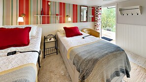 Pillow-top beds, individually decorated, individually furnished - Woodstock B&B & Studio Apartments (Balsta)