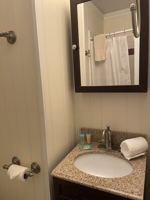 Chambre supérieure, 1 grand lit | Salle de bain | Articles de toilette (gratuits), séchoir à cheveux, serviettes fournies